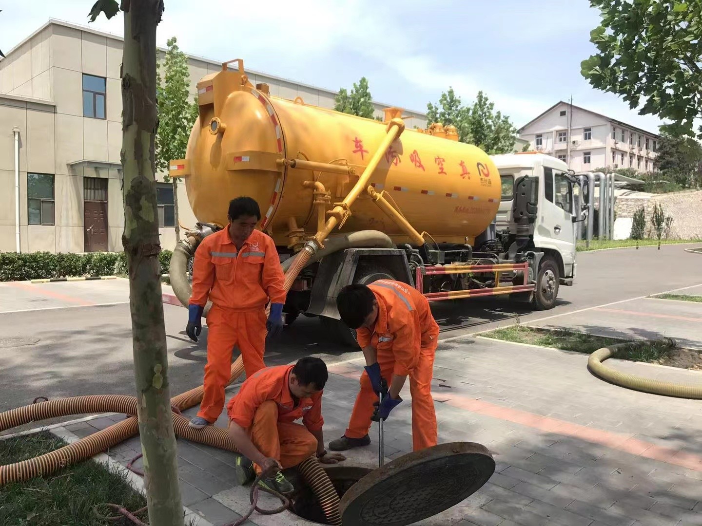 北屯管道疏通车停在窨井附近